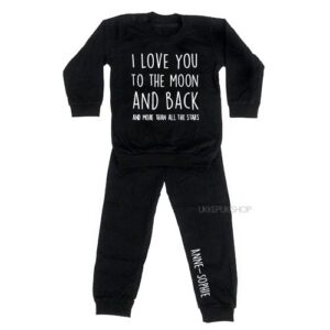 bedrukte-pyjama-baby-kind-naam-love-you-moon-and-back-more-all-stars-zwart