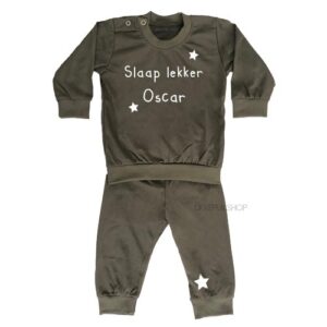 bedrukte-pyjama-baby-kind-naam-slaap-lekker-legergroen