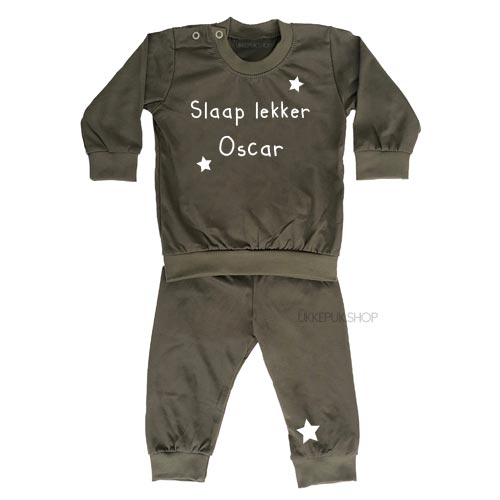 bedrukte-pyjama-baby-kind-naam-slaap-lekker-legergroen