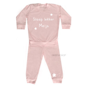 bedrukte-pyjama-baby-kind-naam-slaap-lekker-lichtroze