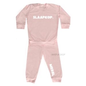 bedrukte-pyjama-baby-kind-naam-slaapkop-lichtroze