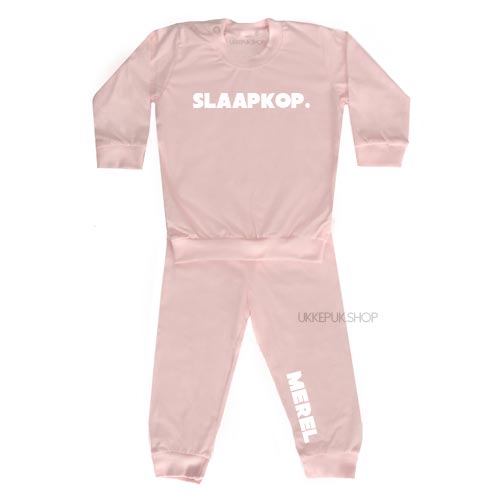 bedrukte-pyjama-baby-kind-naam-slaapkop-lichtroze