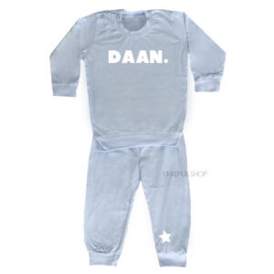 bedrukte-pyjama-baby-kind-naam-ster-lichtblauw