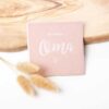 Cadeau idee oma verjaardag tegeltje roze. Met gravure De liefste oma. Origineel en stijlvol cadeau voor oma’s verjaardag of speciale gelegenheid.