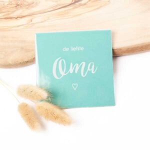 Cadeau idee oma verjaardag tegeltje turquoise met persoonlijke gravure “De liefste oma”, perfect als uniek cadeau voor verjaardag of moederdag.