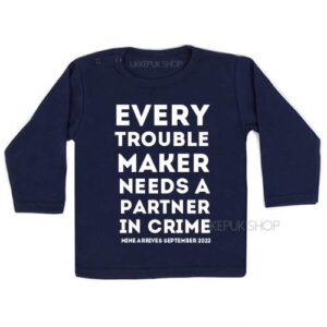 shirt-grote-boer-zus-zwangerschap-aankondiging-every-troublemaker-partner-in-crime-zwart-zwanger-blauw