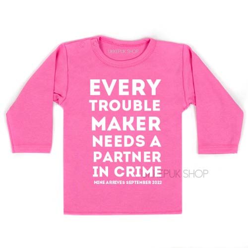 shirt-grote-boer-zus-zwangerschap-aankondiging-every-troublemaker-partner-in-crime-zwart-zwanger-roze