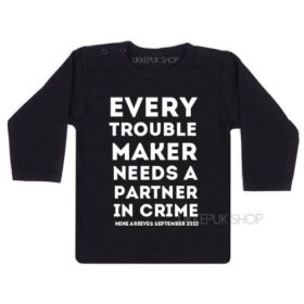 shirt-grote-boer-zus-zwangerschap-aankondiging-every-troublemaker-partner-in-crime-zwart-zwanger-zwart